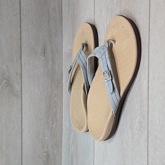 Vionic Women Patty Leather Thong Sandals Slide Flats shoes sz 9 - Picture 1 of 11